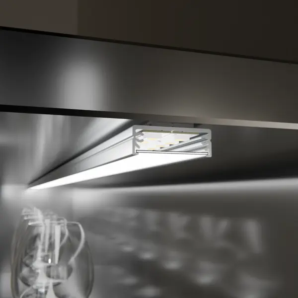 LED-Lichtleiste PLANUS in Unterbodenmontage am Metallfachboden – hochwertige Beleuchtungslösung von DWD Concepts