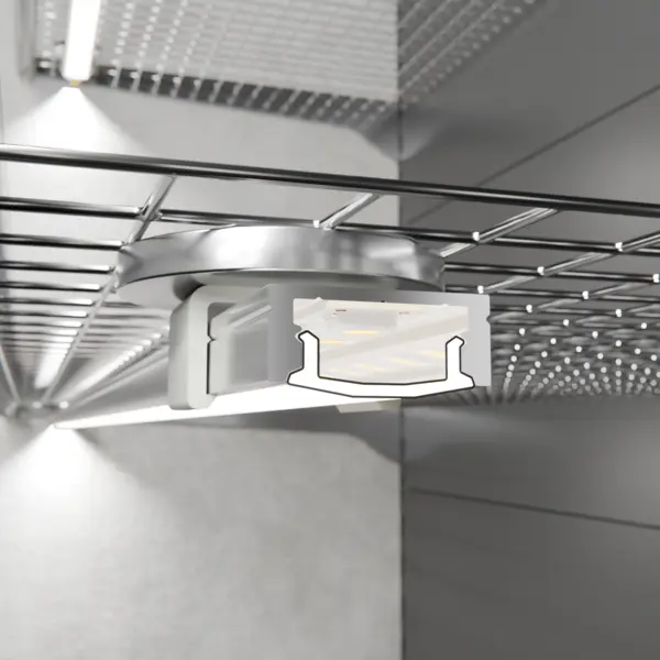 LED-Lichtleiste CALLU in Aufbaumontage am Gitterfachboden – effiziente Lichtlösung von DWD Concepts