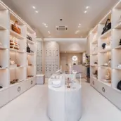 Innenansicht des Hey Marly Fashion-Stores – moderne Boutique mit stilvoller LED-Beleuchtung und eleganter Modepräsentation