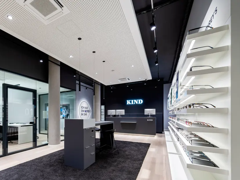 Innenaufnahme der Kind Filiale Nürnberg – modernes Storedesign mit klarer LED-Beleuchtung und stilvoller Brillenpräsentation