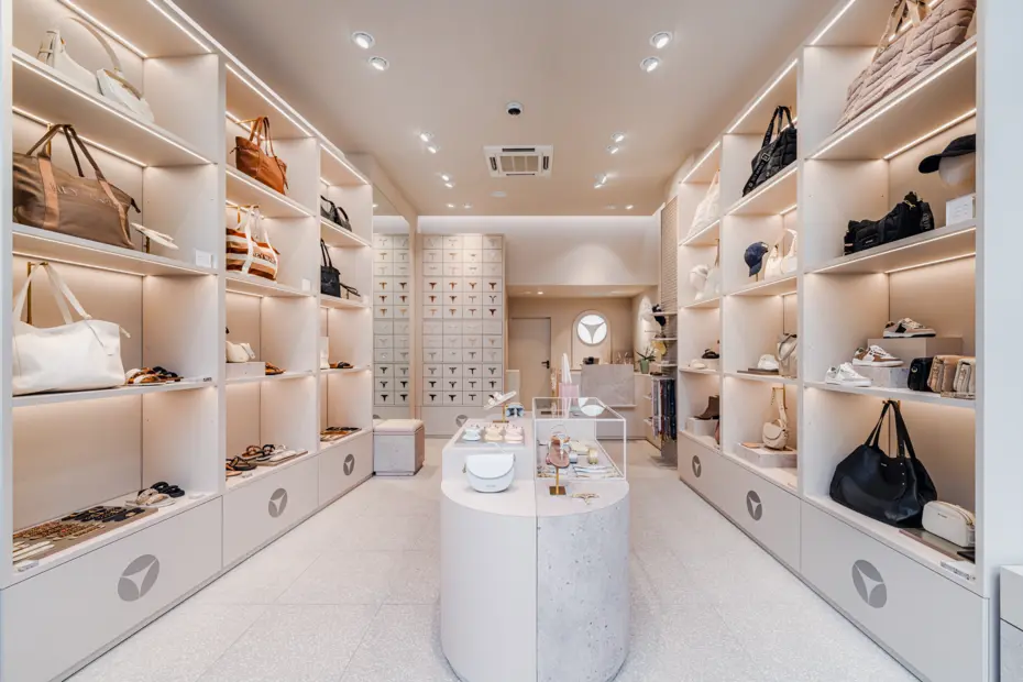 Innenansicht des Hey Marly Fashion Stores – moderne Boutique mit stilvoller LED-Beleuchtung und eleganter Modepräsentation