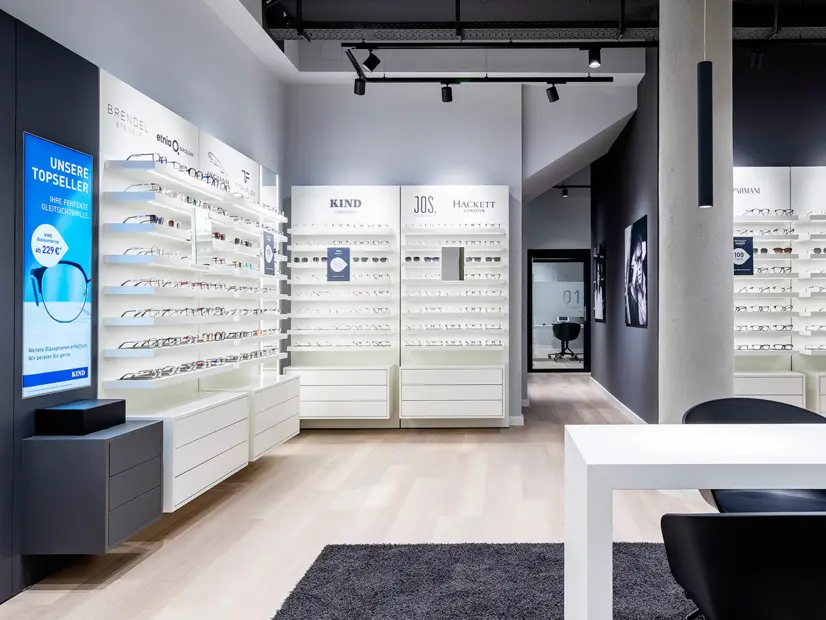 Innenaufnahme der Kind Filiale Nürnberg – modernes Storedesign mit klarer LED-Beleuchtung und stilvoller Brillenpräsentation