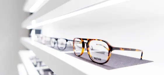Nahaufnahme eines Brillenfachbodens im KIND Store Göttingen.