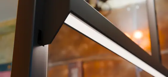 Nahaufnahme eines INWI Systems mit unsichtbaren Kontakten und präziser Verarbeitung.